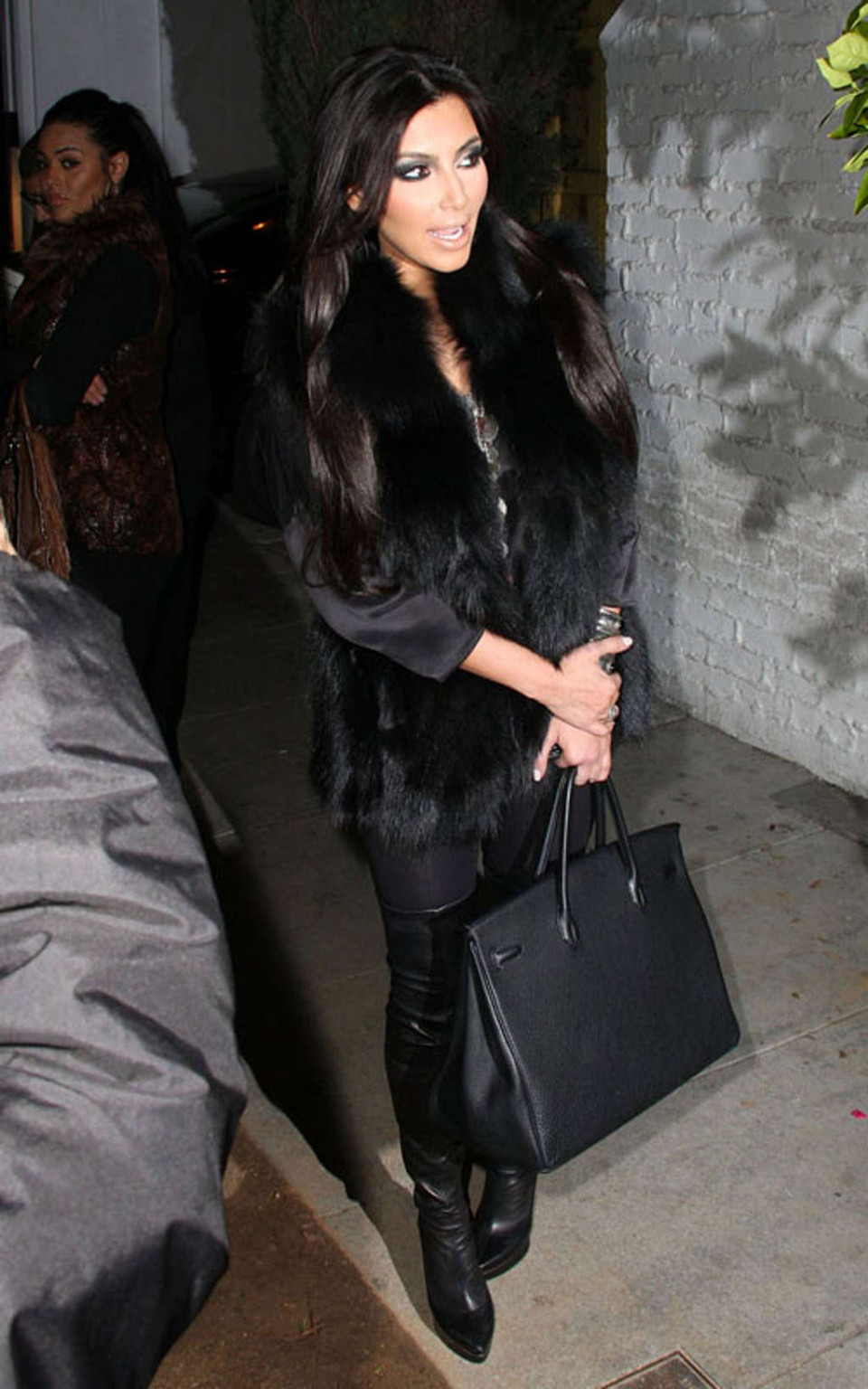 Kim Kardashian oben ohne und ganz in Schwarz und hohen Stiefeln
 #75361452