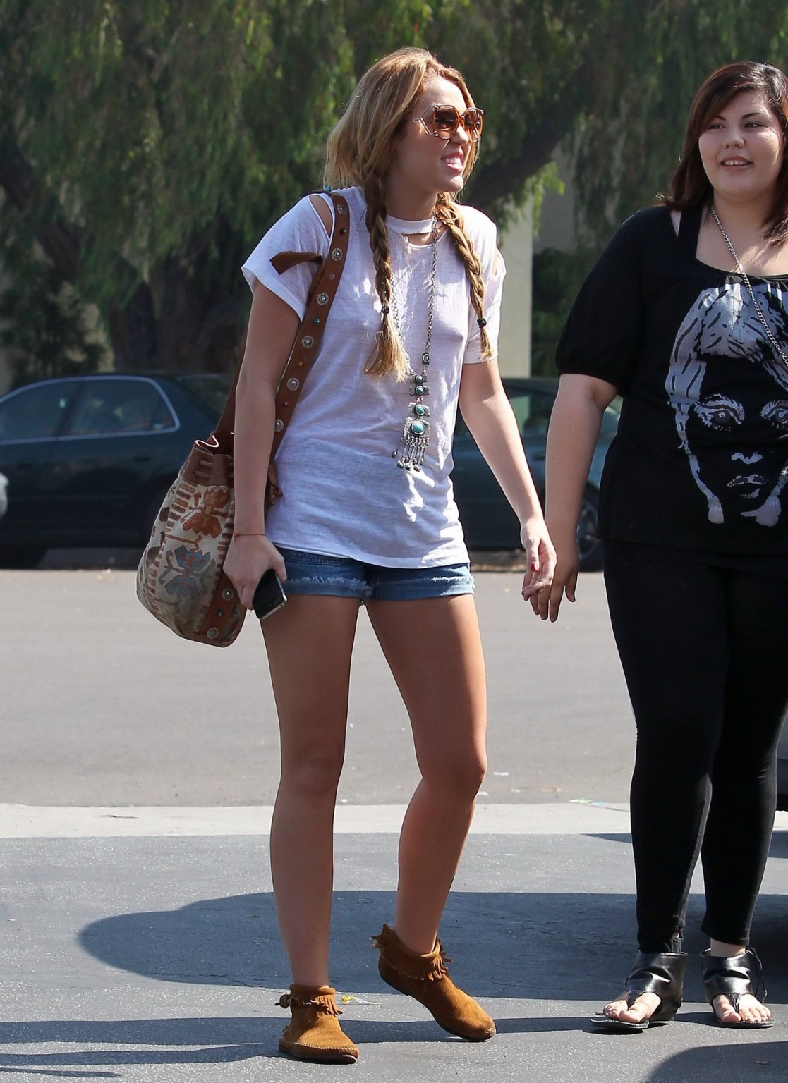 Miley Cyrus senza reggiseno indossando see-through t-shirt in toluca lake
 #75329675