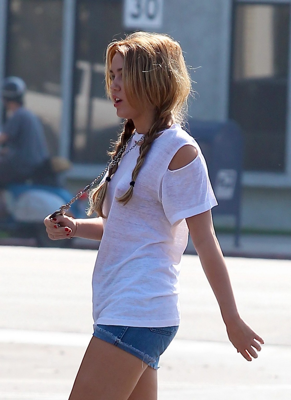 Miley Cyrus sans soutien-gorge avec un t-shirt transparent à Toluca Lake
 #75329804