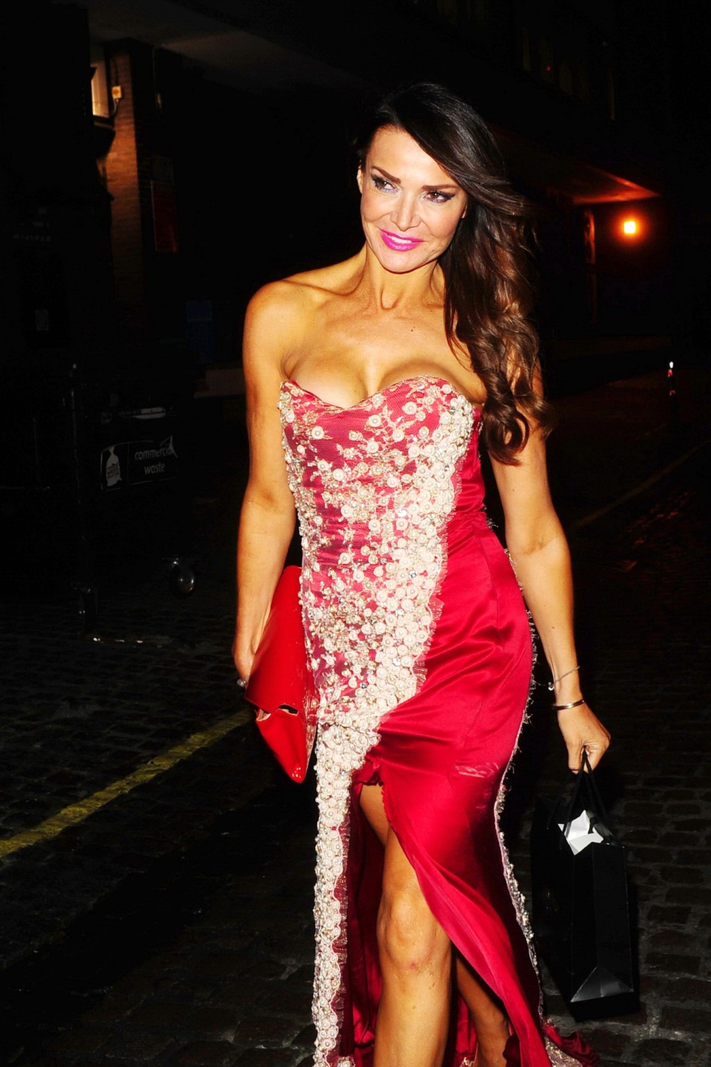 Lizzie Cundy zeigt ein riesiges Dekolleté in einem trägerlosen Kleid außerhalb des Chiltern 
 #75185573