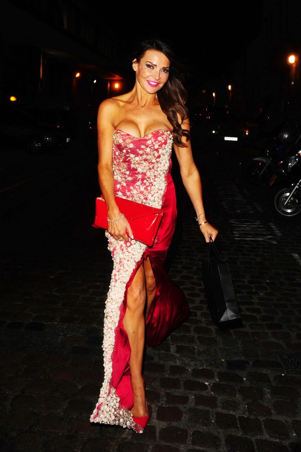 Lizzie Cundy zeigt ein riesiges Dekolleté in einem trägerlosen Kleid außerhalb des Chiltern 
 #75185586