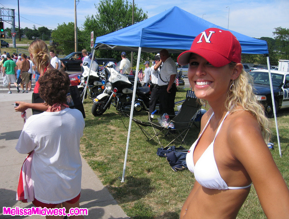 Melissa Midwest bei der College World Series in einem Nebraska-Hut
 #67594639