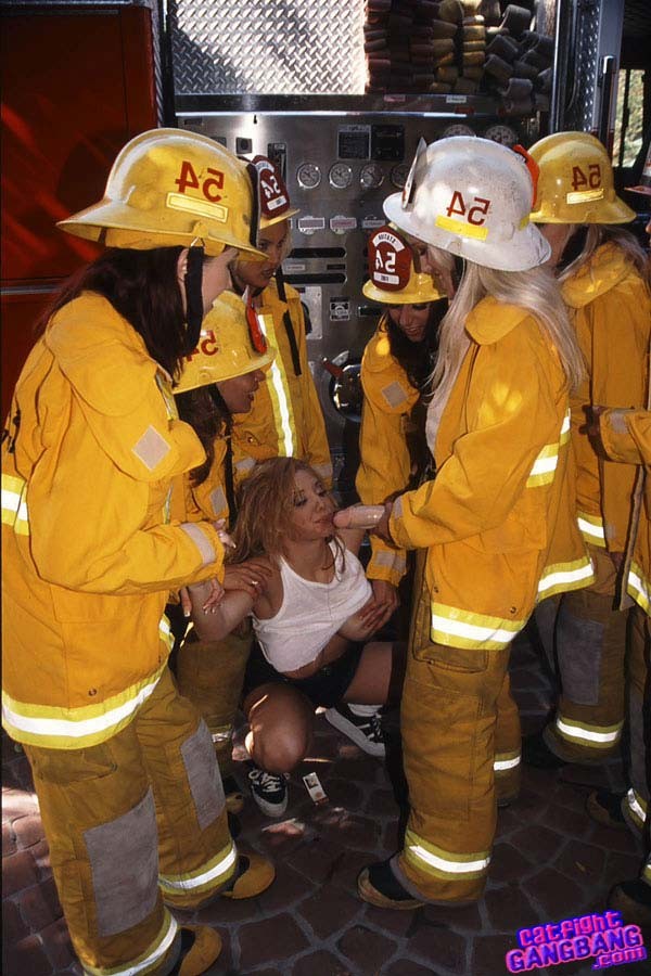 Sexy Feuerwehrmänner benutzen ihre Schläuche, um heiße Kiki Daire zu ficken
 #76189663