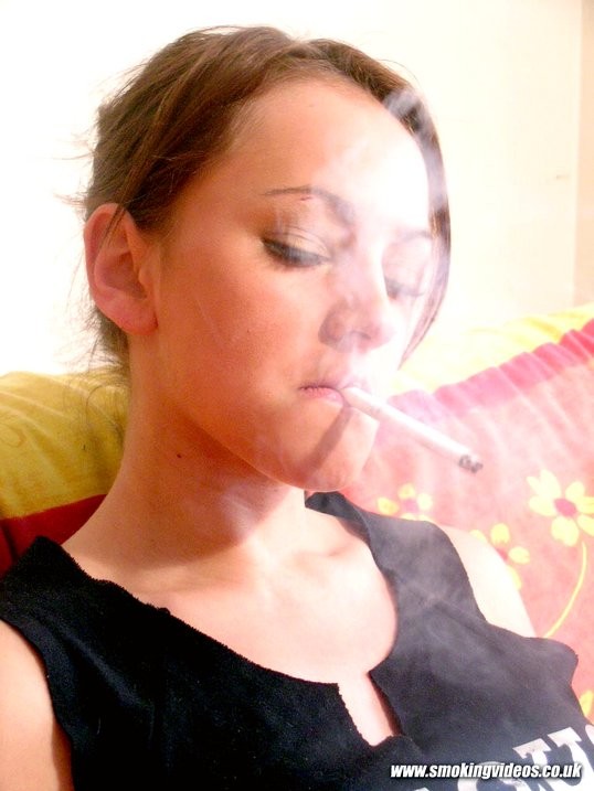 Vicky fuma un cigarrillo mientras muestra sus bonitas tetas en el sofá
 #76641999