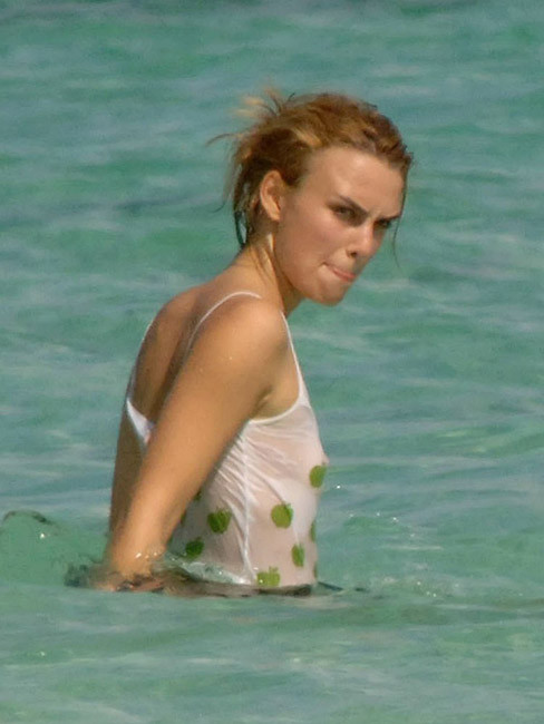 Erstaunliche Berühmtheit Keira Knightley schöne Nippel Slip am Strand
 #75407253