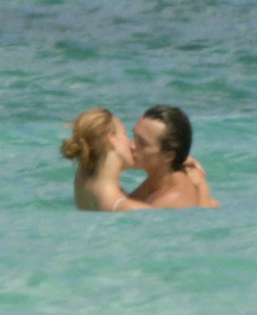 Erstaunliche Berühmtheit Keira Knightley schöne Nippel Slip am Strand
 #75407262