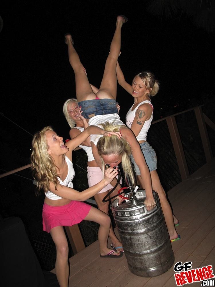 Quattro gfs giovani ubriachi del college nudi in pix fatti in casa
 #78125767