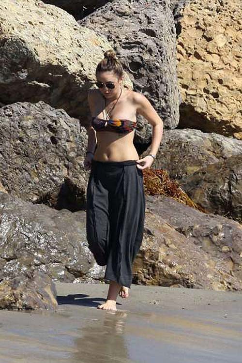 Miley cyrus follando sexy y caliente bikini fotos paparazzi en la playa
 #75286745