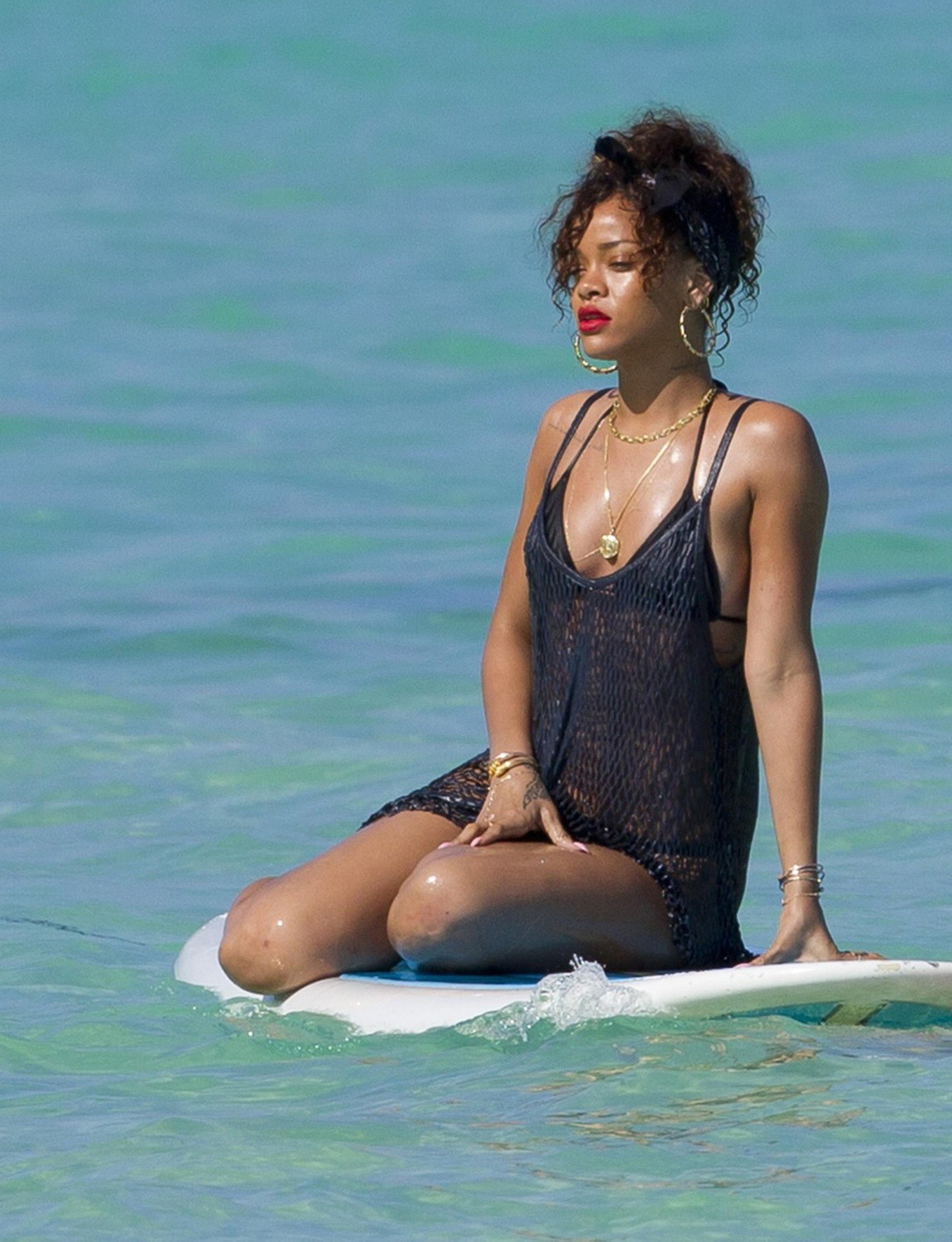 Rihanna muestra su culo con un bikini negro en una playa de hawaii
 #75275643