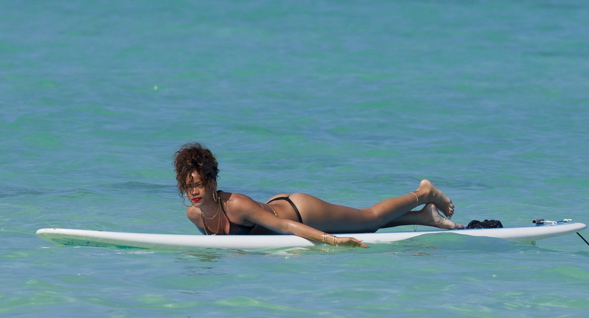 Rihanna zeigt ihren Arsch im schwarzen Tanga-Bikini am Strand von Hawaii
 #75275661