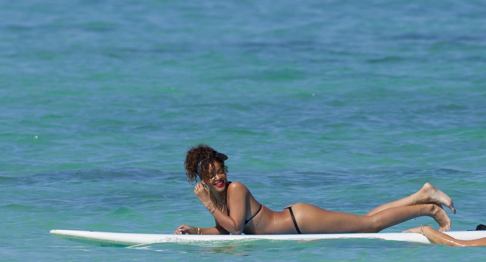 Rihanna muestra su culo con un bikini negro en una playa de hawaii
 #75275702