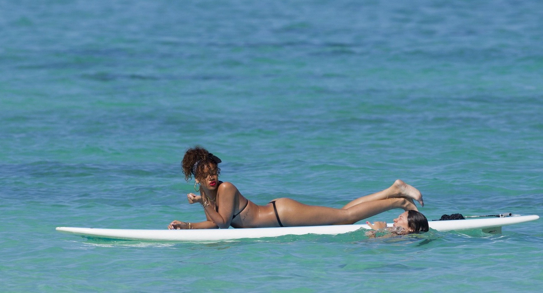 Rihanna muestra su culo con un bikini negro en una playa de hawaii
 #75275713