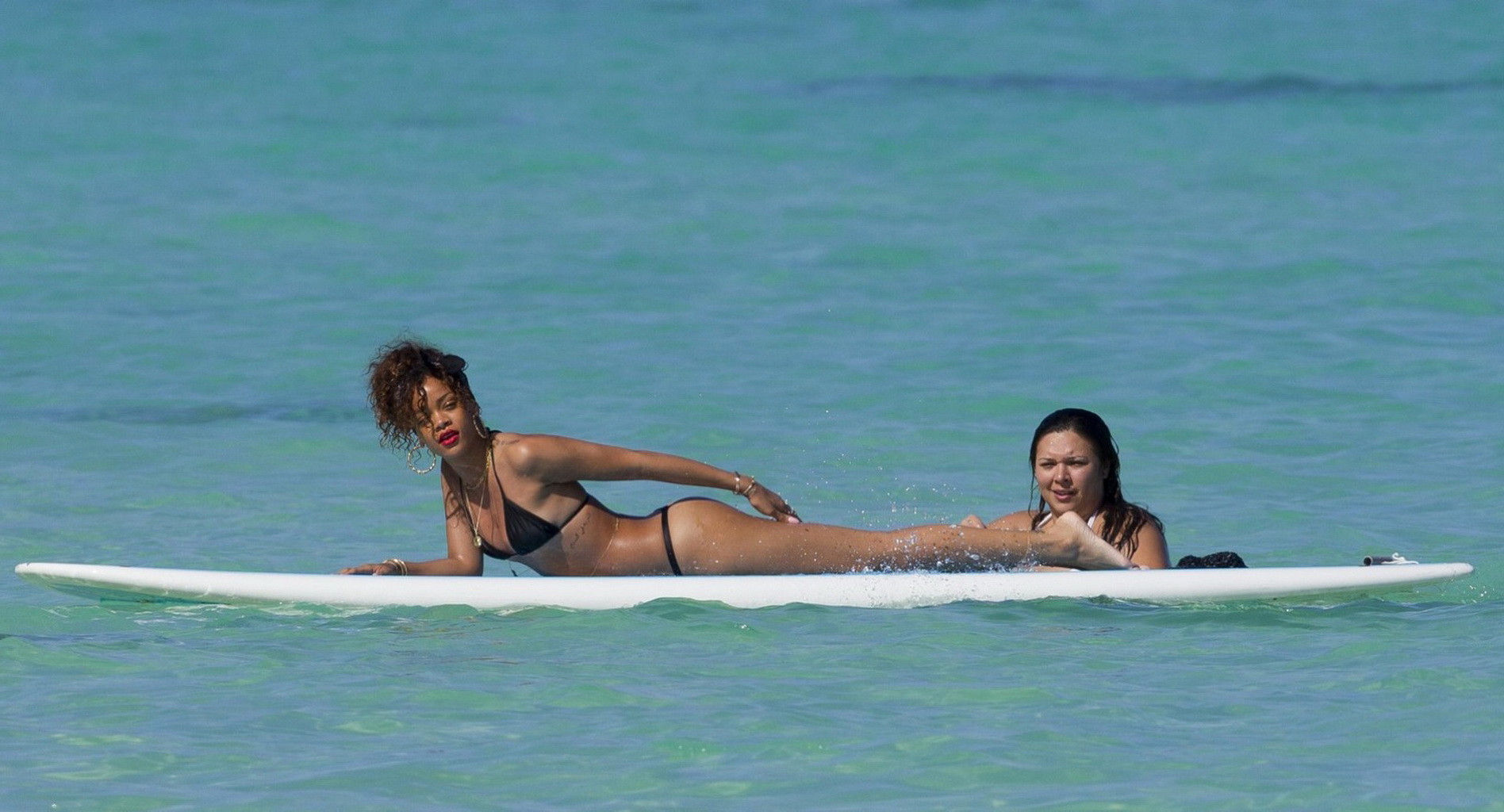 Rihanna muestra su culo con un bikini negro en una playa de hawaii
 #75275722