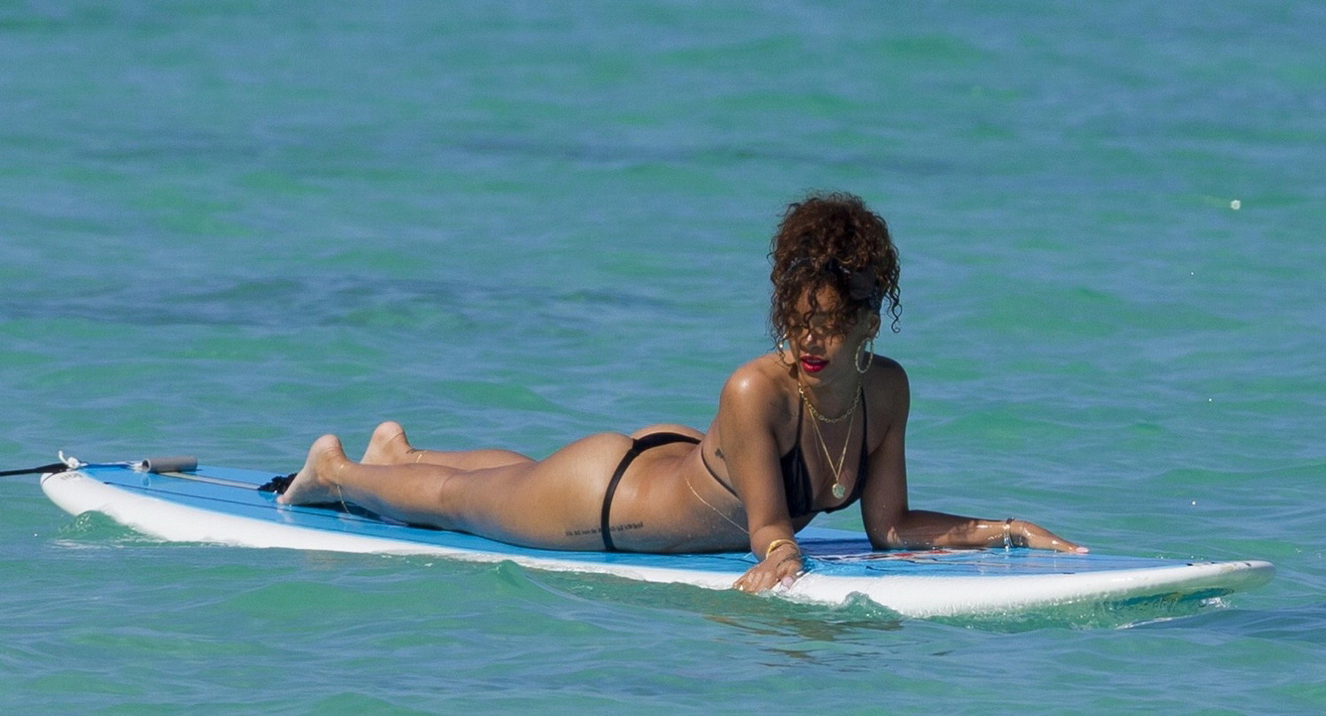 Rihanna muestra su culo con un bikini negro en una playa de hawaii
 #75275730