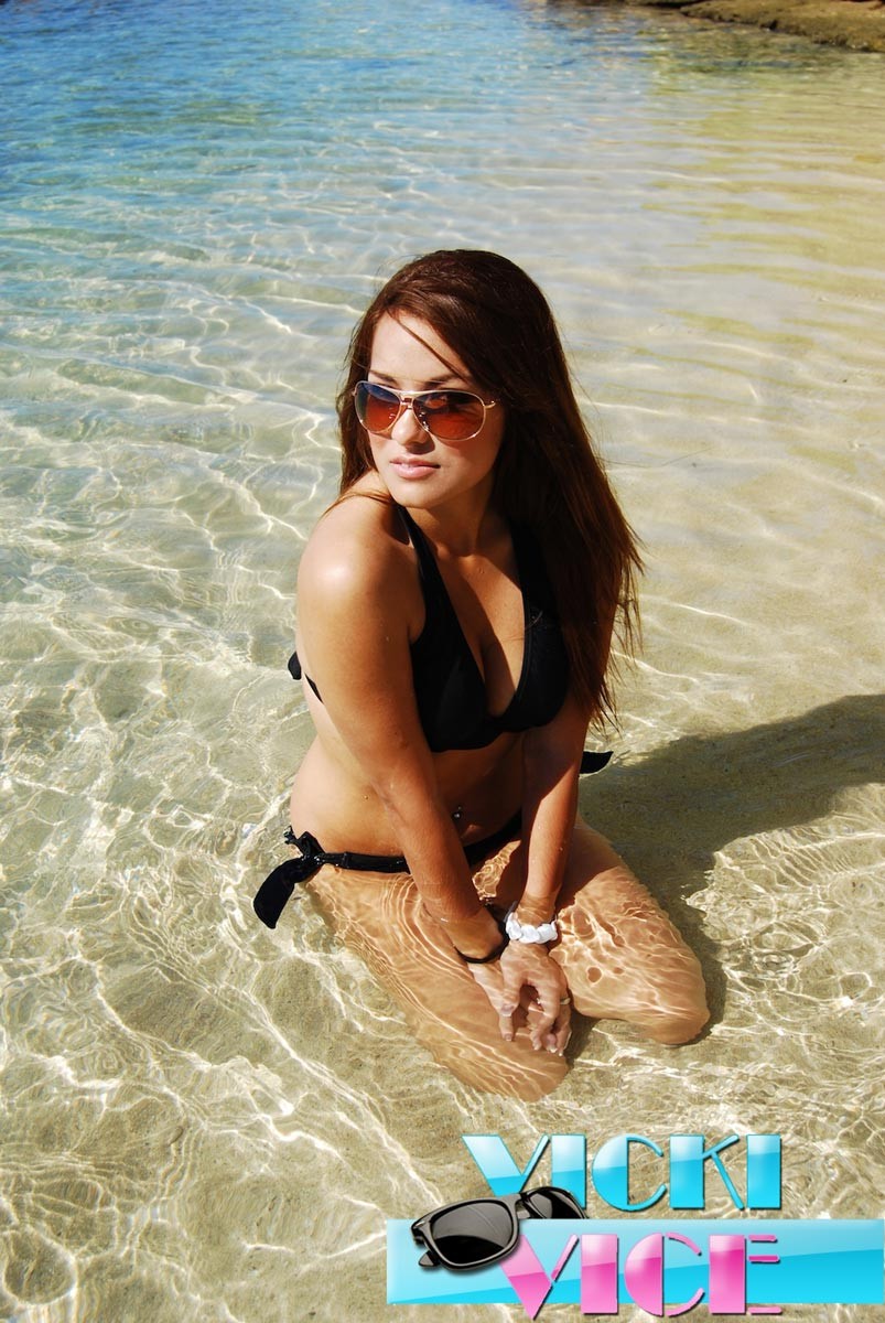 ビーチで水の中にビキニの女の子の休暇の写真をしてください。
 #72312170