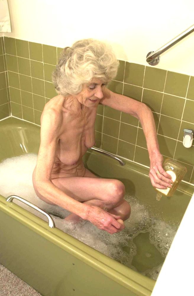 Nonna molto vecchia che fa un bagno
 #67374458