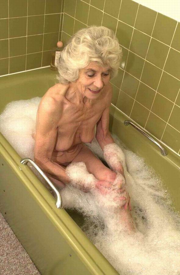 Sehr alte Oma nimmt ein Bad
 #67374469