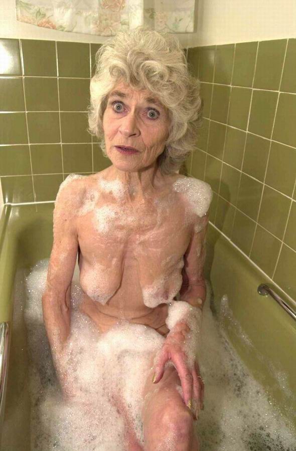 Sehr alte Oma nimmt ein Bad
 #67374480