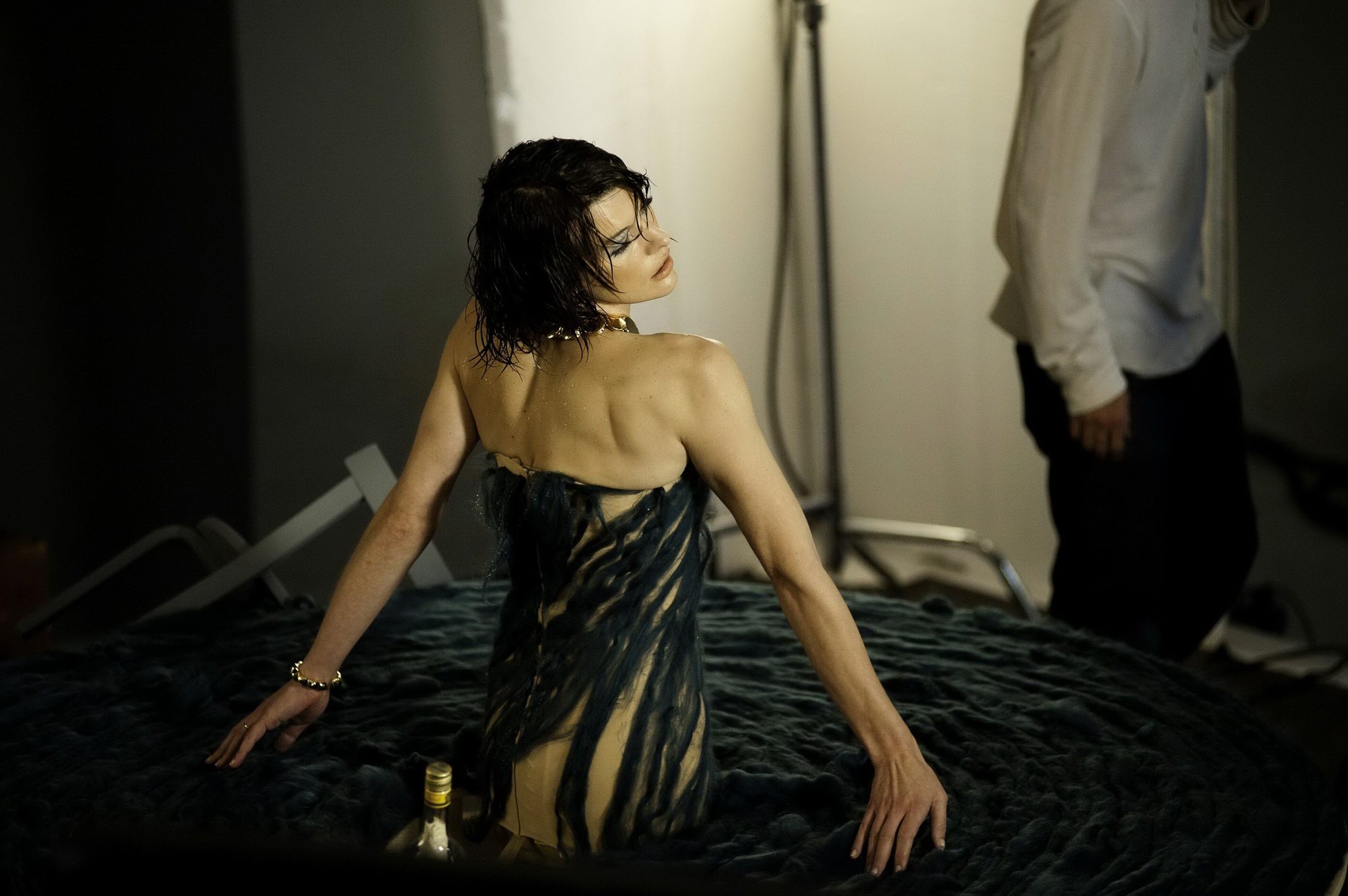 Milla jovovich dans un photoshoot très sexy du calendrier Campari 2012
 #75284301