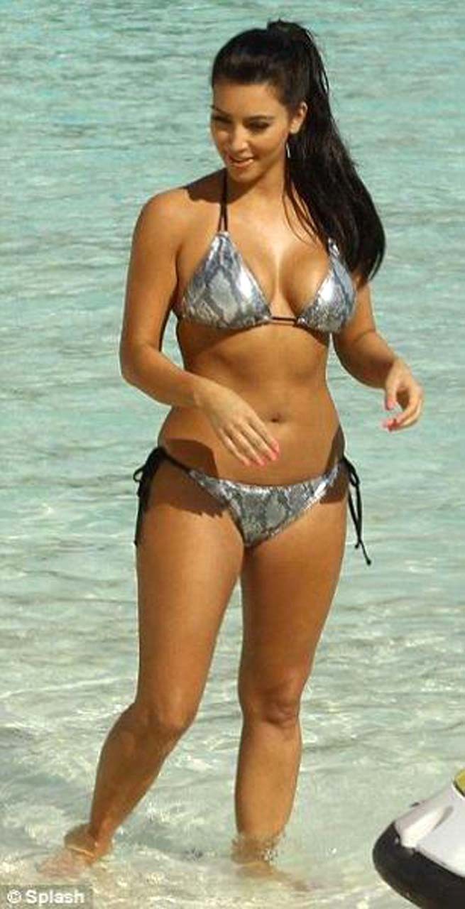 Kim Kardashian entblößt sexy Körper und riesige Brüste im Bikini am Strand
 #75299026