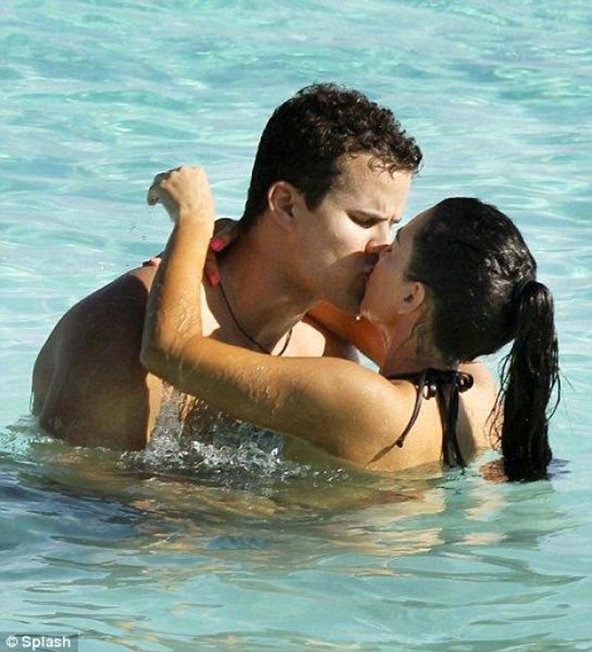 Kim Kardashian entblößt sexy Körper und riesige Brüste im Bikini am Strand
 #75299034