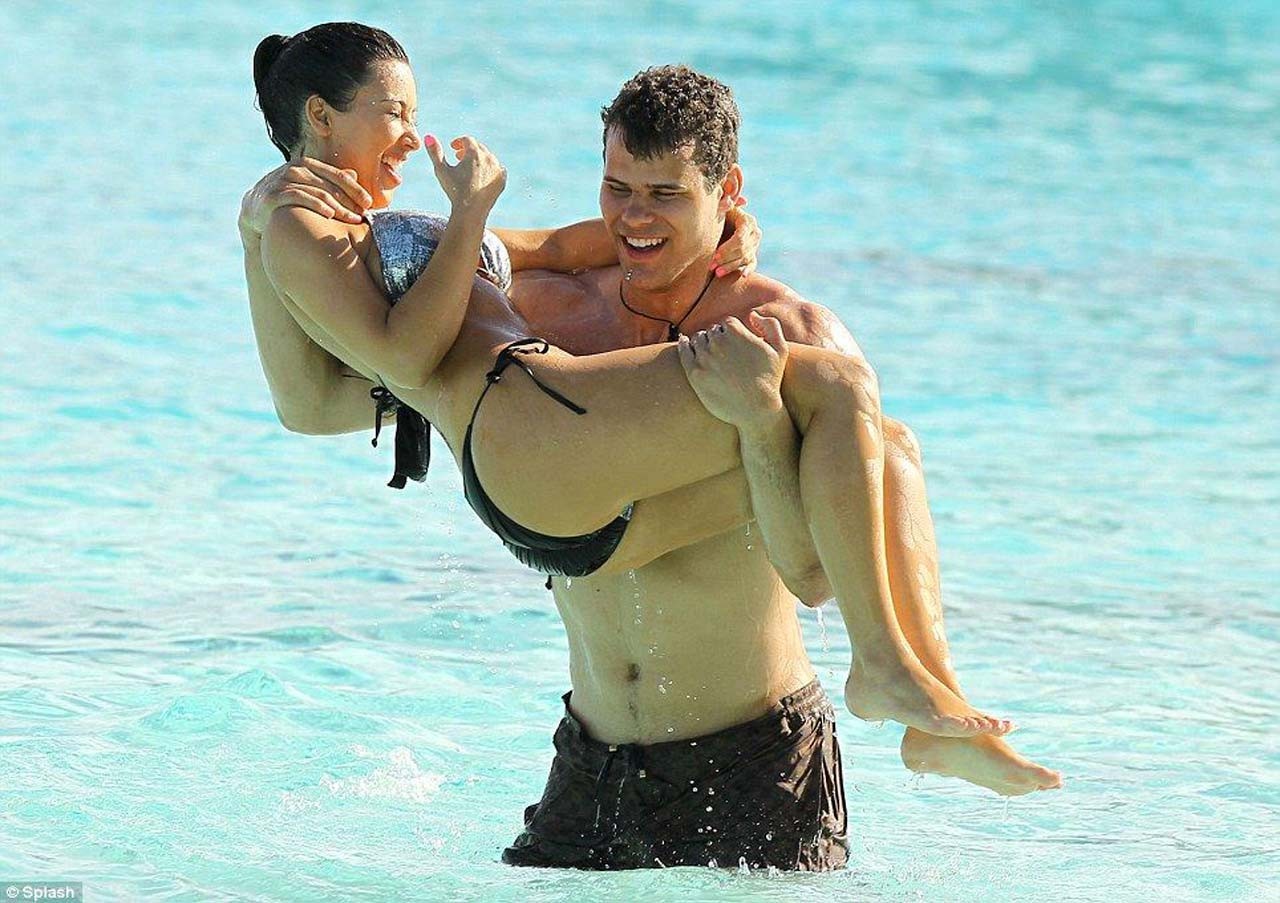Kim Kardashian entblößt sexy Körper und riesige Brüste im Bikini am Strand
 #75299040