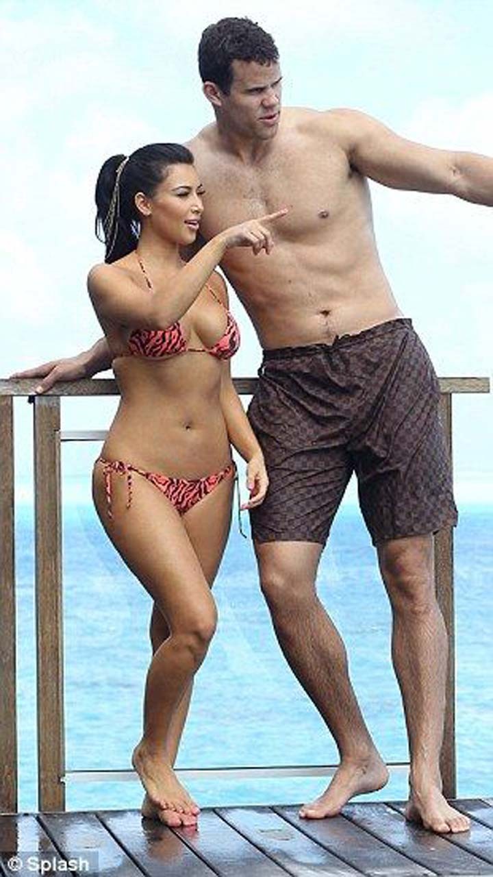 Kim Kardashian entblößt sexy Körper und riesige Brüste im Bikini am Strand
 #75299047