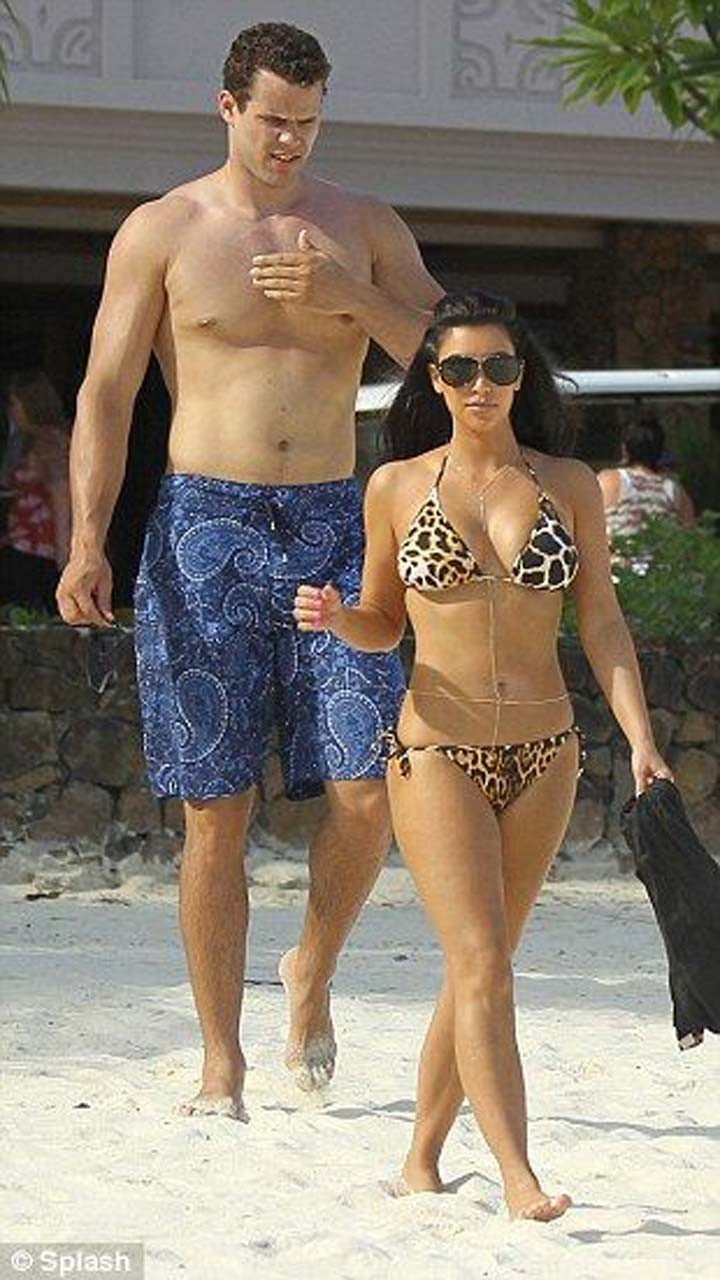 Kim Kardashian entblößt sexy Körper und riesige Brüste im Bikini am Strand
 #75299050