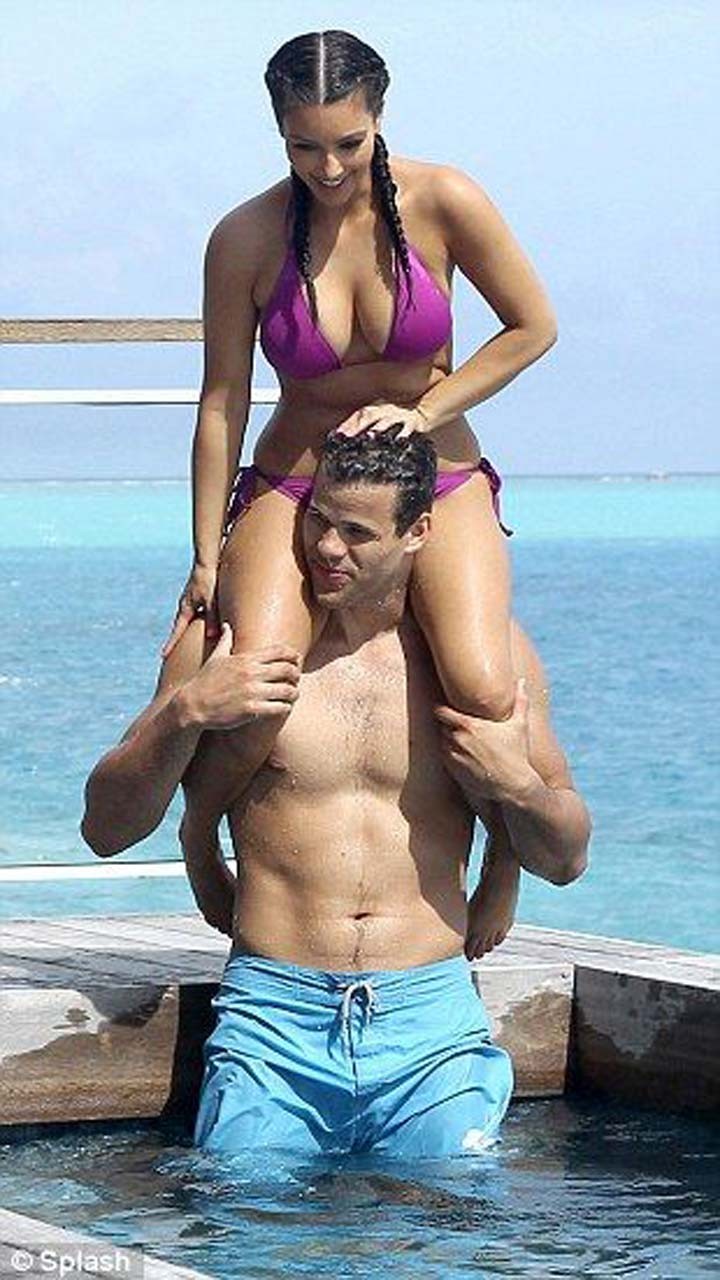 Kim Kardashian entblößt sexy Körper und riesige Brüste im Bikini am Strand
 #75299055
