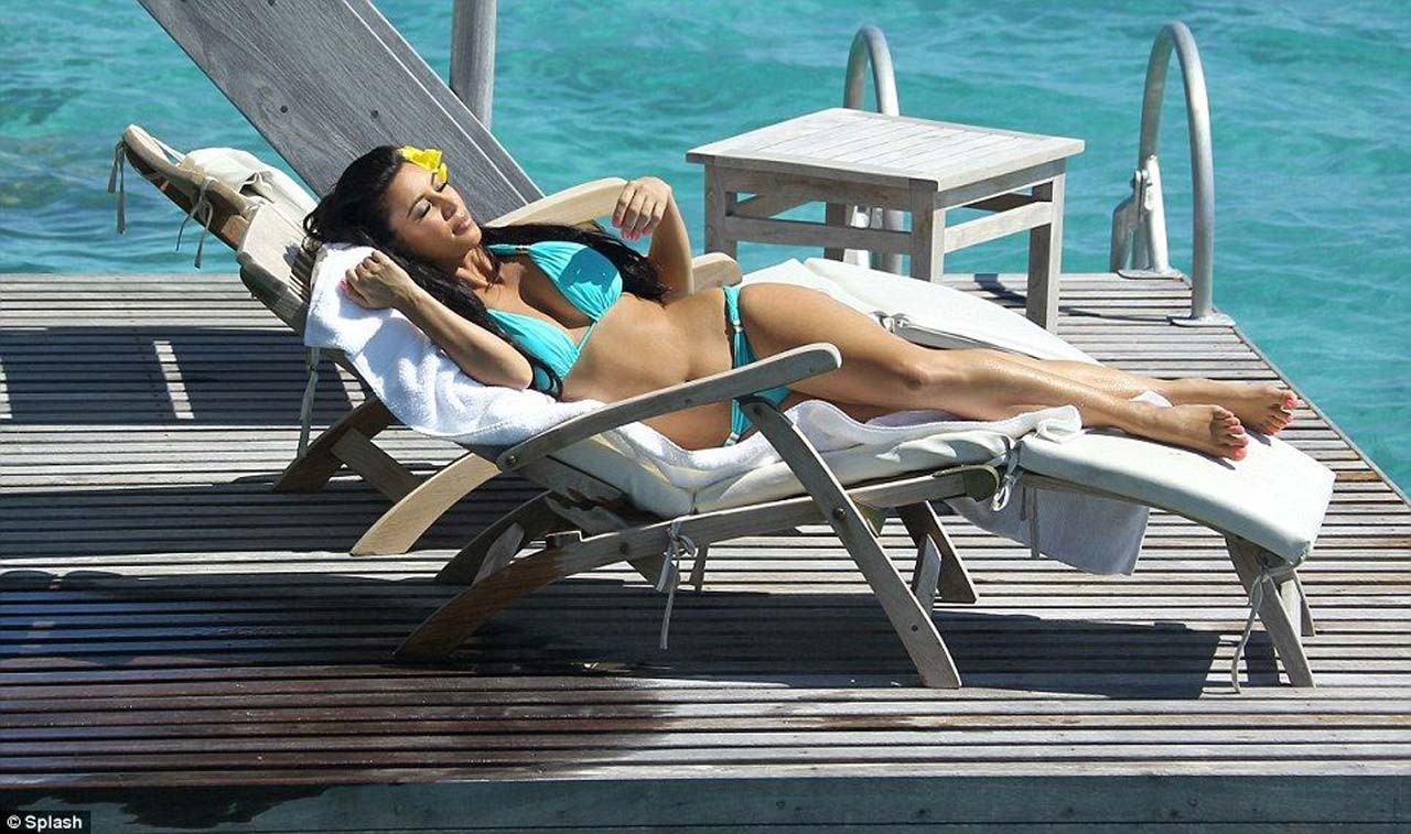 Kim Kardashian entblößt sexy Körper und riesige Brüste im Bikini am Strand
 #75299058