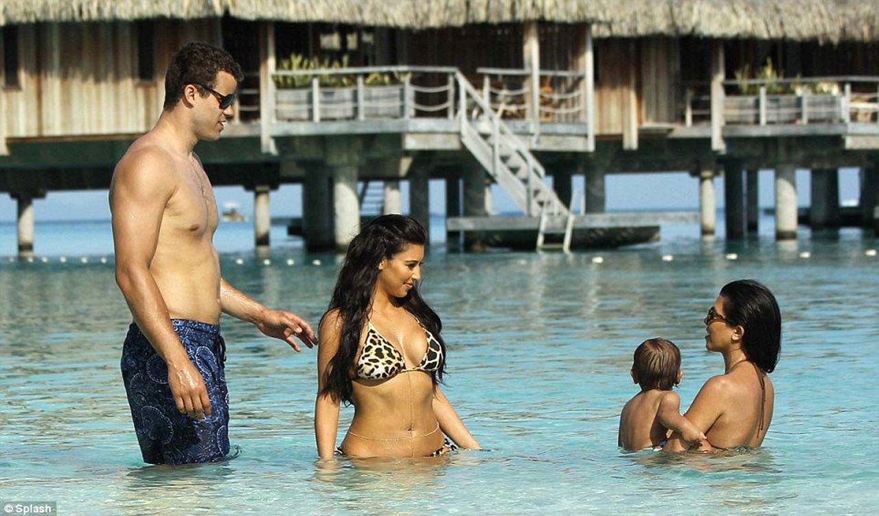 Kim kardashian mostrando su cuerpo sexy y sus enormes tetas en bikini en la playa
 #75299061