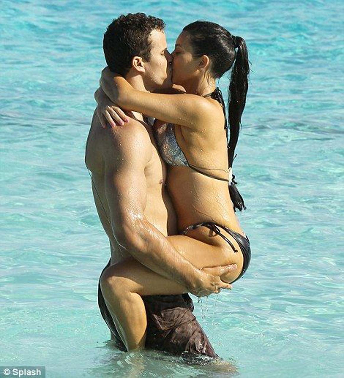 Kim Kardashian entblößt sexy Körper und riesige Brüste im Bikini am Strand
 #75299067