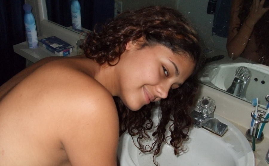 Amatrice de 18 ans sur les toilettes et sous la douche
 #79046096