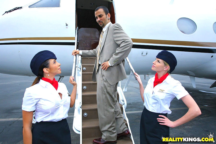 2 Rauchen heißen Arsch lange Bein große Titten Fluggesellschaft Hostessen gefickt in diesem Mitte Luft
 #76777590