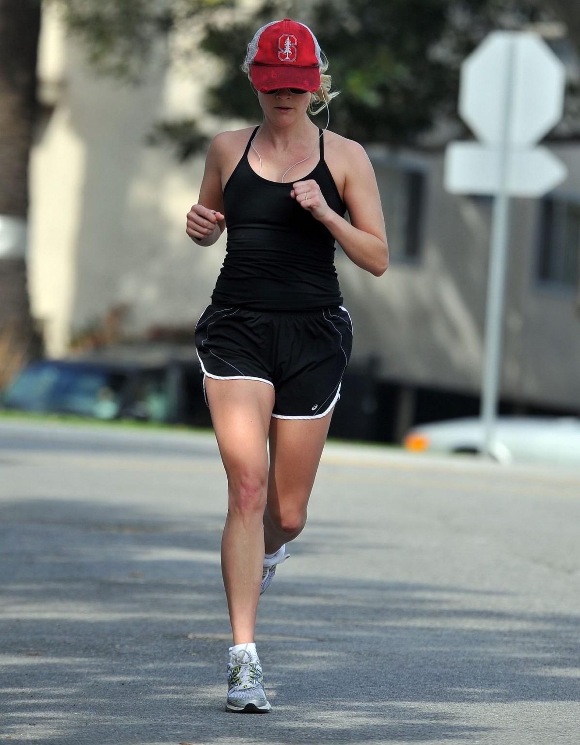 Reese Witherspoon fait son jogging en short et débardeur à Brentwood.
 #75318194