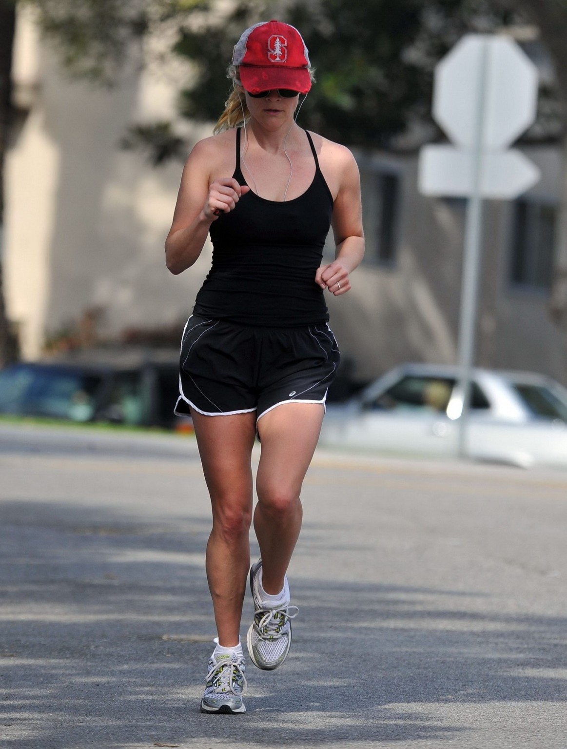 Reese witherspoon corriendo en pantalones cortos y camiseta en brentwood
 #75318201