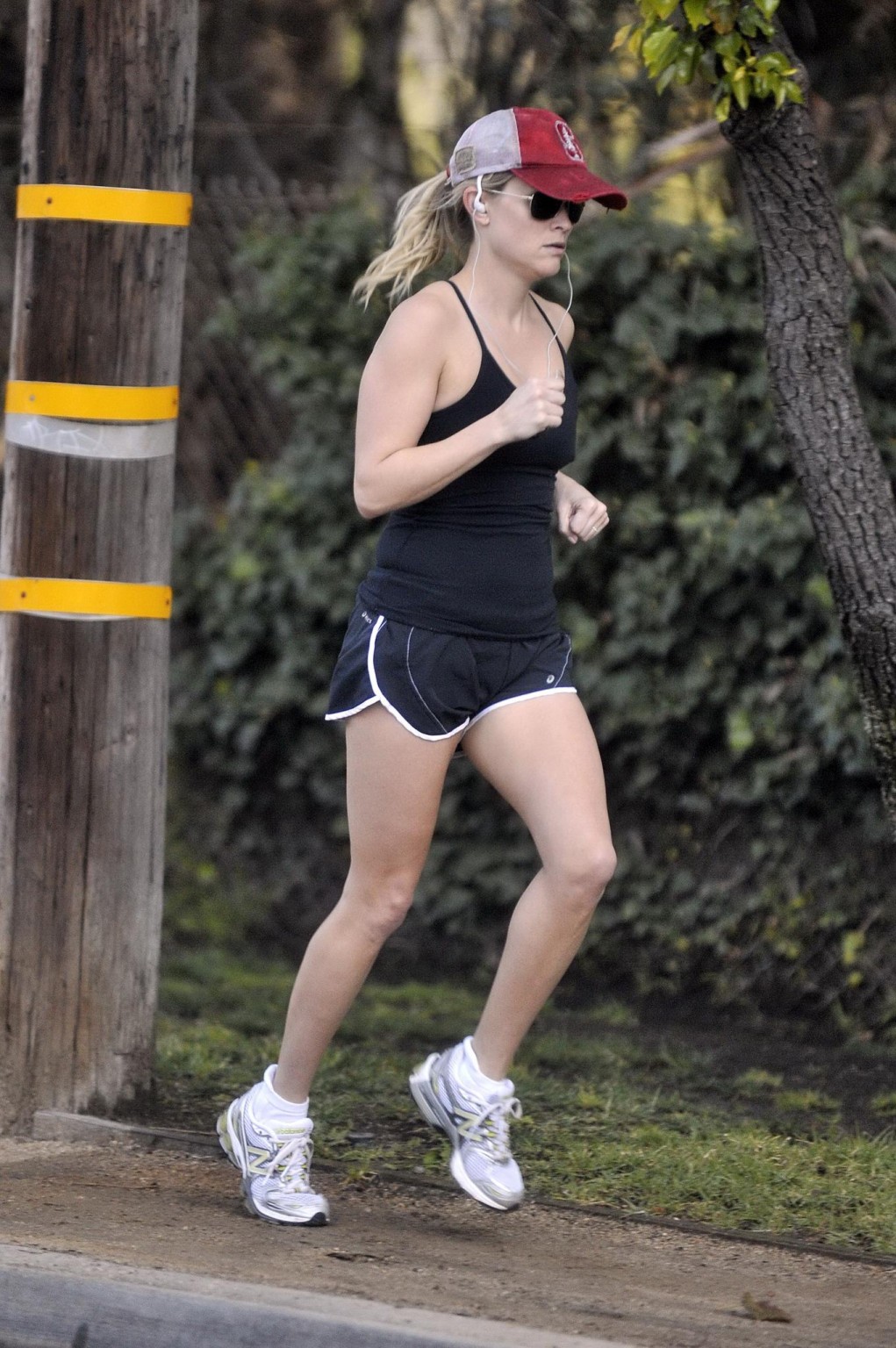 Reese Witherspoon fait son jogging en short et débardeur à Brentwood.
 #75318244