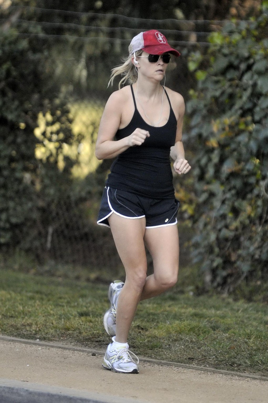 Reese Witherspoon fait son jogging en short et débardeur à Brentwood.
 #75318249