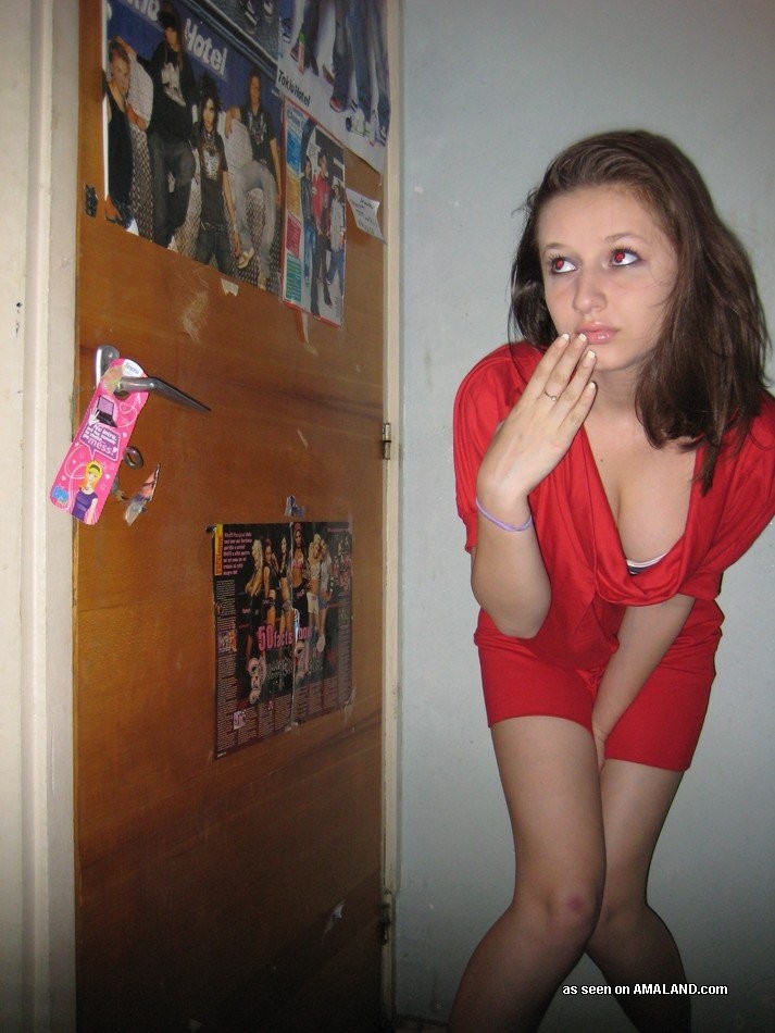 Amateur 18 year old girlfriends naked on campus in homemade pics