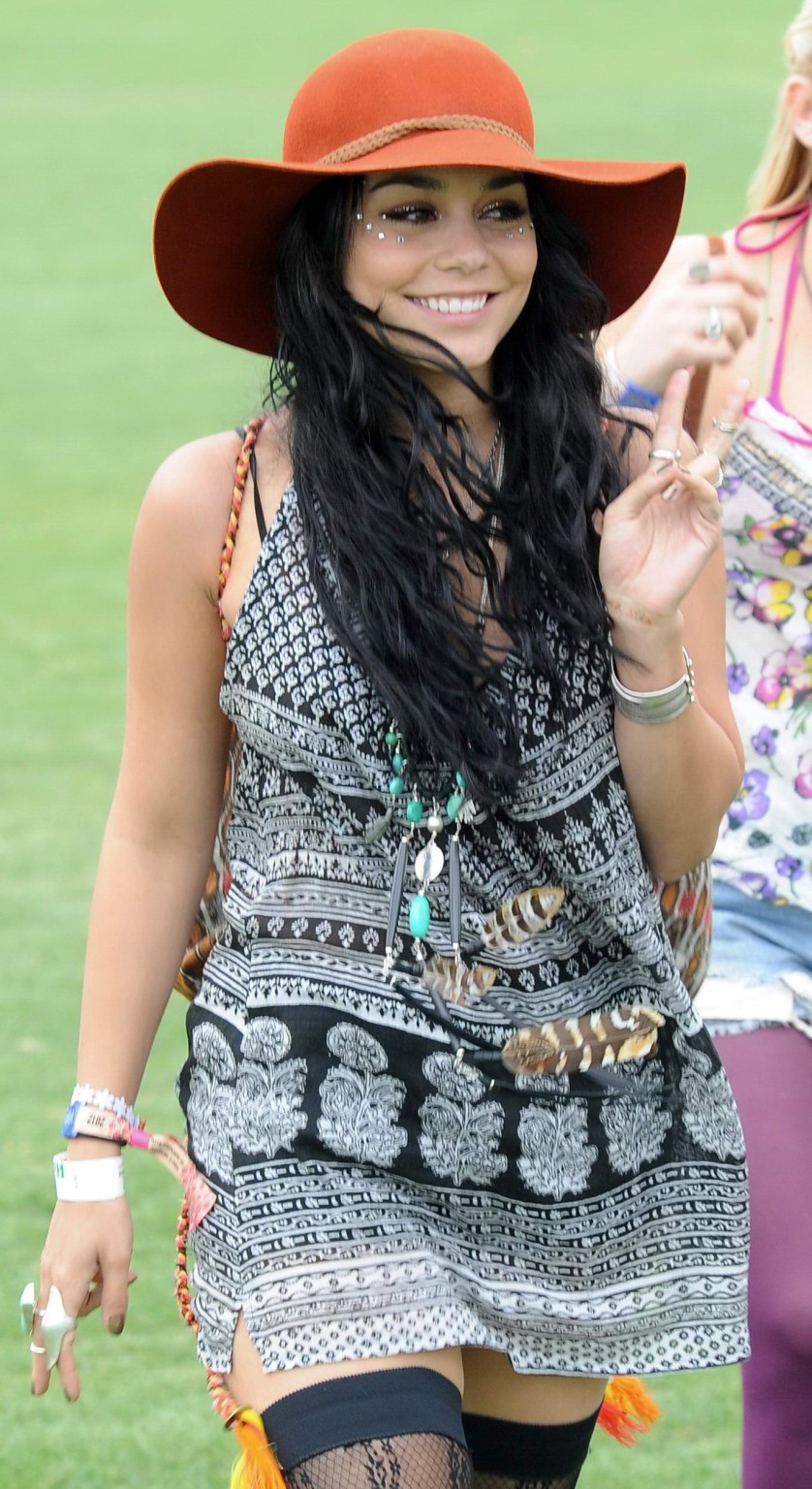 Vanessa hudgens portant une mini-jupe bas au festival de musique de Coachella.
 #75266399
