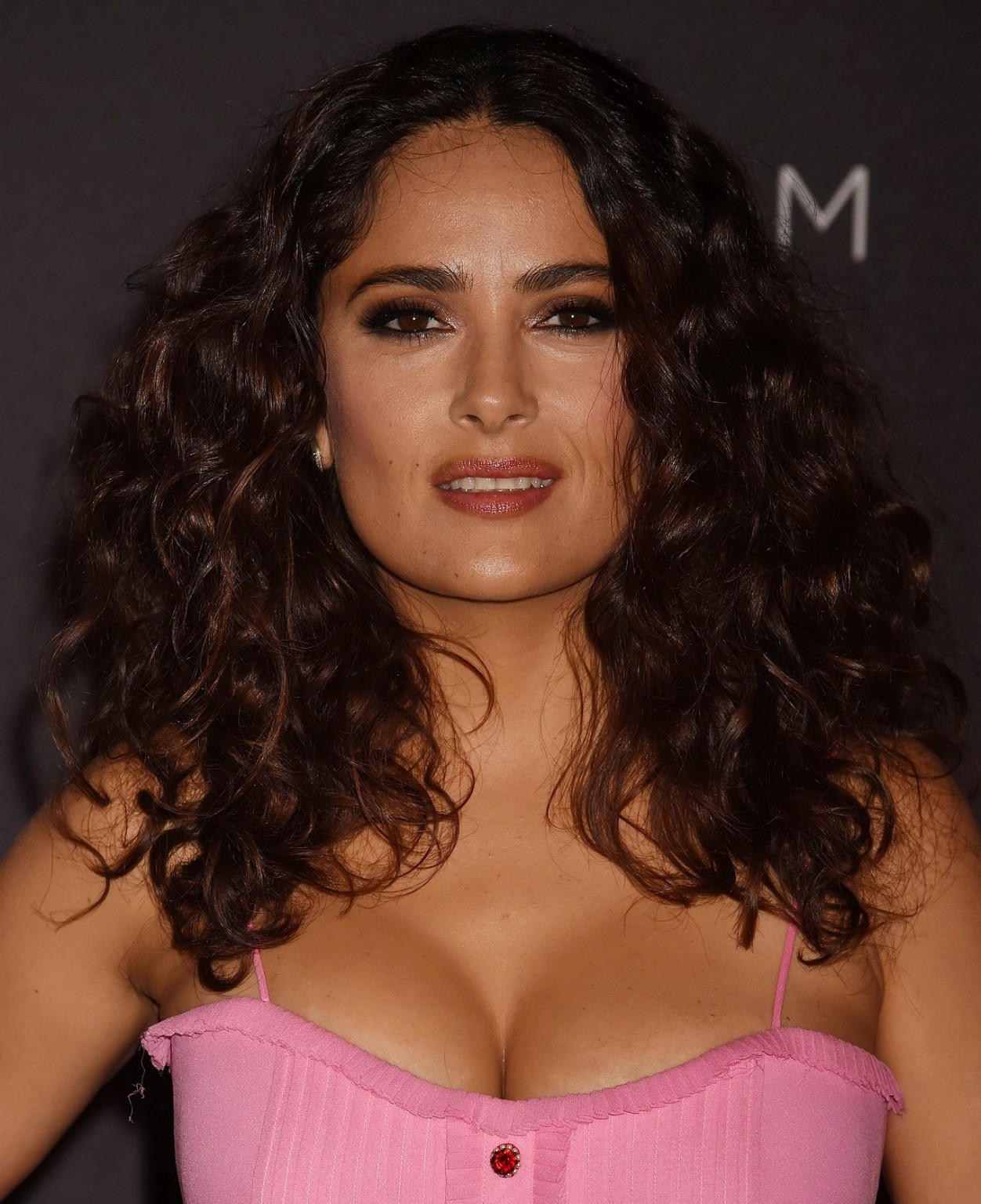 Salma hayek montre ses énormes seins dans une robe rose vif
 #75150106