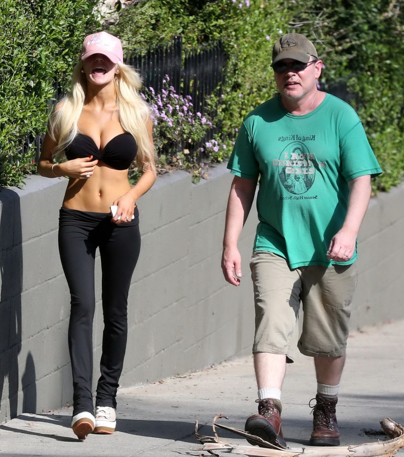 Busty Courtney Stodden indossando un reggiseno collant fuori per una passeggiata a West Hollywood 
 #75239550
