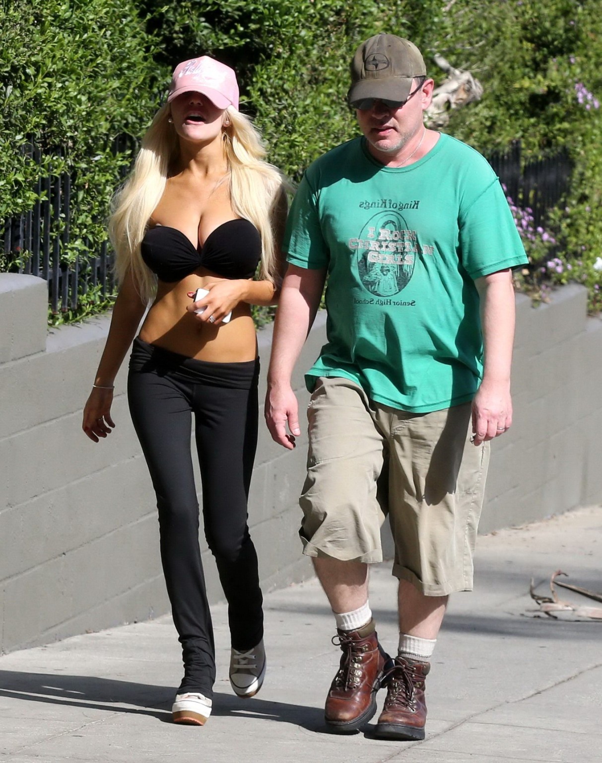 Busty Courtney Stodden indossando un reggiseno collant fuori per una passeggiata a West Hollywood 
 #75239672