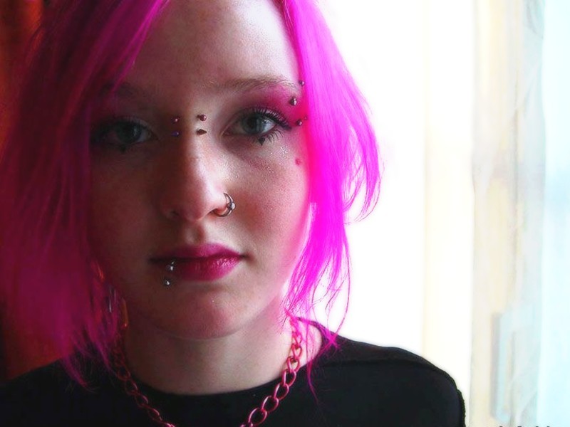 Rosa haired goth babe masscha zeigt ihre großen gepiercten Brustwarzen
 #73273619