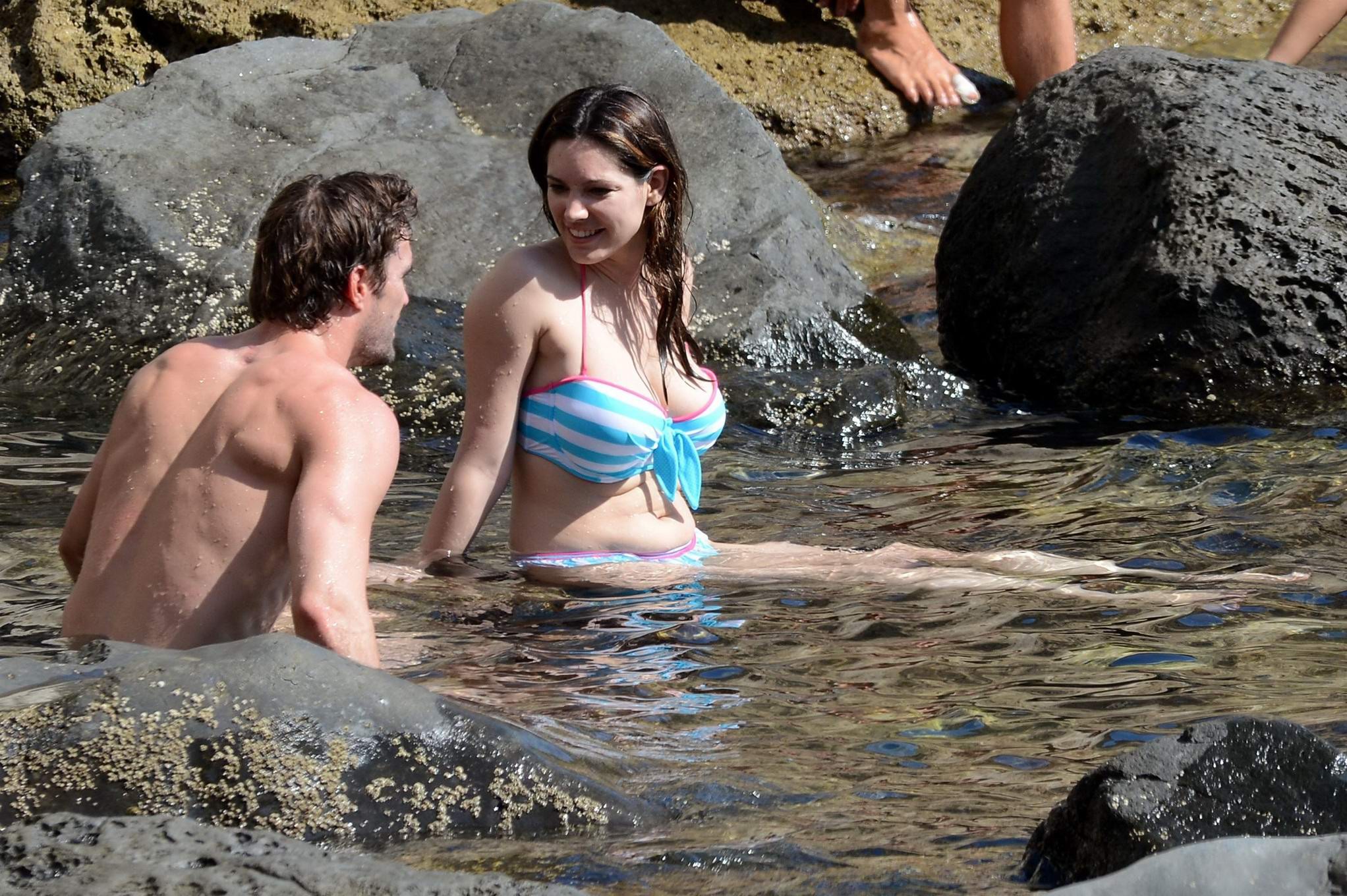 Kelly Brook busto indossando bikini a strisce bianche e blu su una spiaggia a ischia, Italia
 #75257520