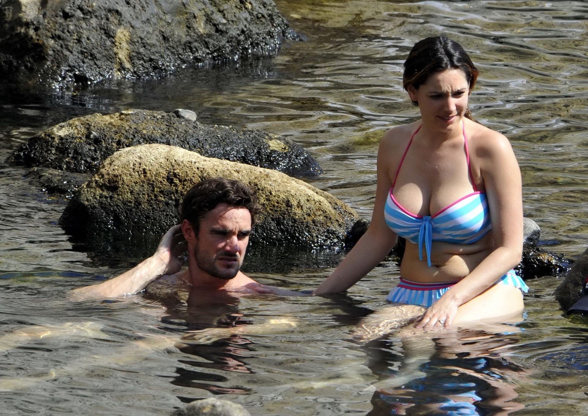 Kelly Brook busto indossando bikini a strisce bianche e blu su una spiaggia a ischia, Italia
 #75257545