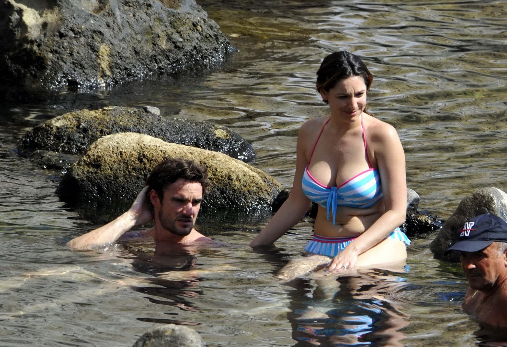 Kelly Brook busto indossando bikini a strisce bianche e blu su una spiaggia a ischia, Italia
 #75257552