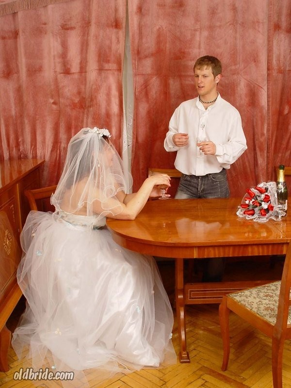La matrona madura se casa con un hombre de la mitad de su edad
 #74627091