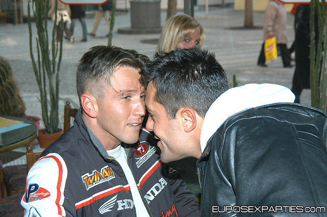 Dos chicas montando la polla juntas y disfrutando de ello
 #74579743