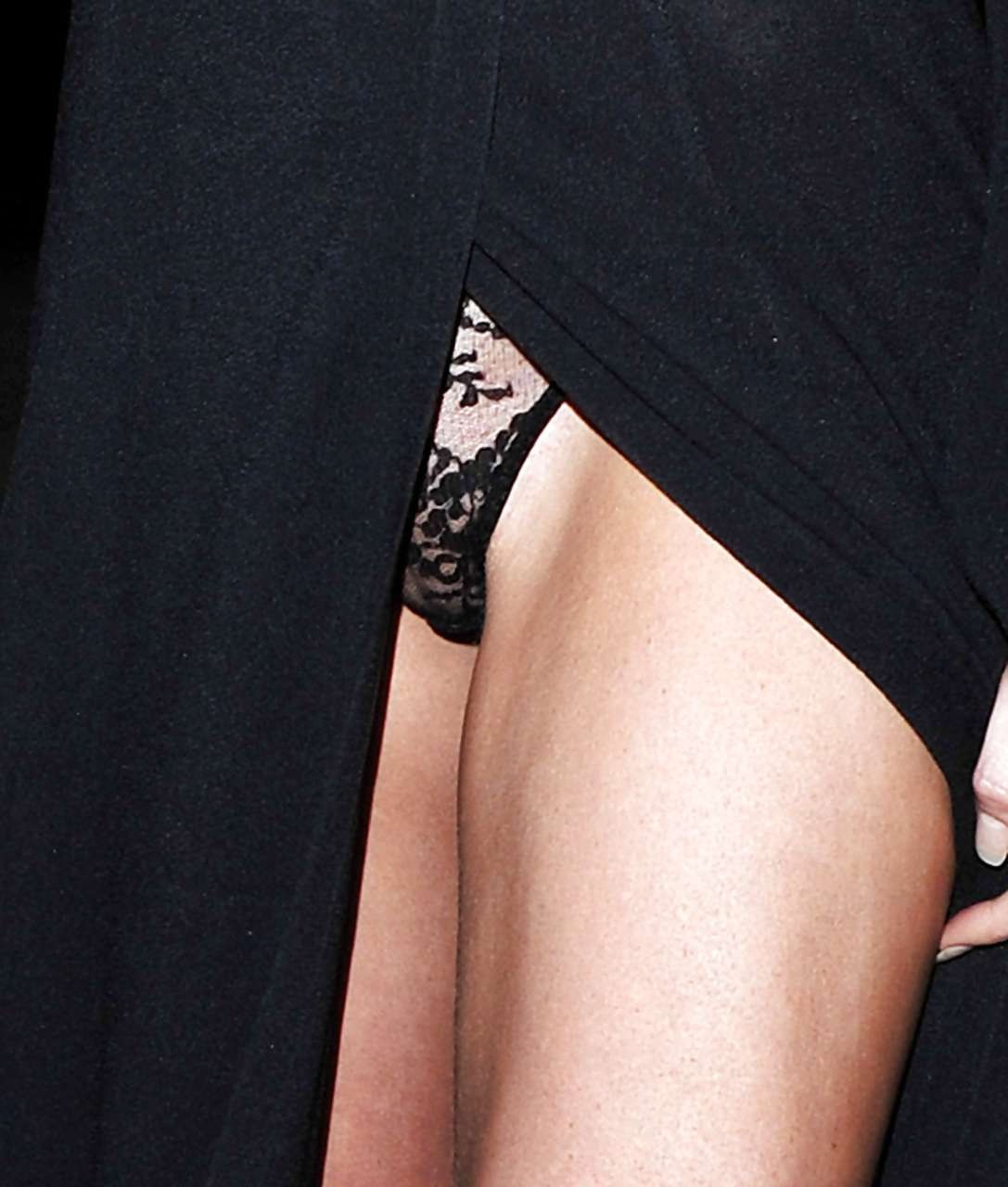 Abigail clancy montre sa culotte et ses jolis seins dans une robe noire transparente.
 #75296085